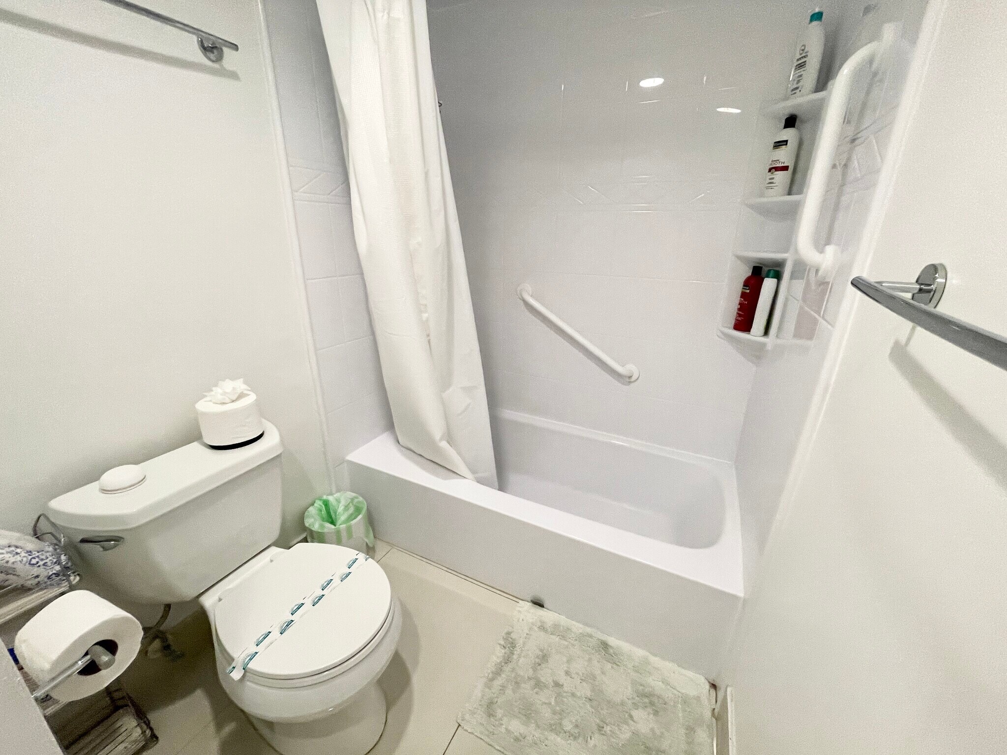 Master bathroom with tub and shower - 4001 S Ocean Dr