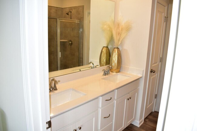 Building Photo - Charming 3BR Townhome in Greer