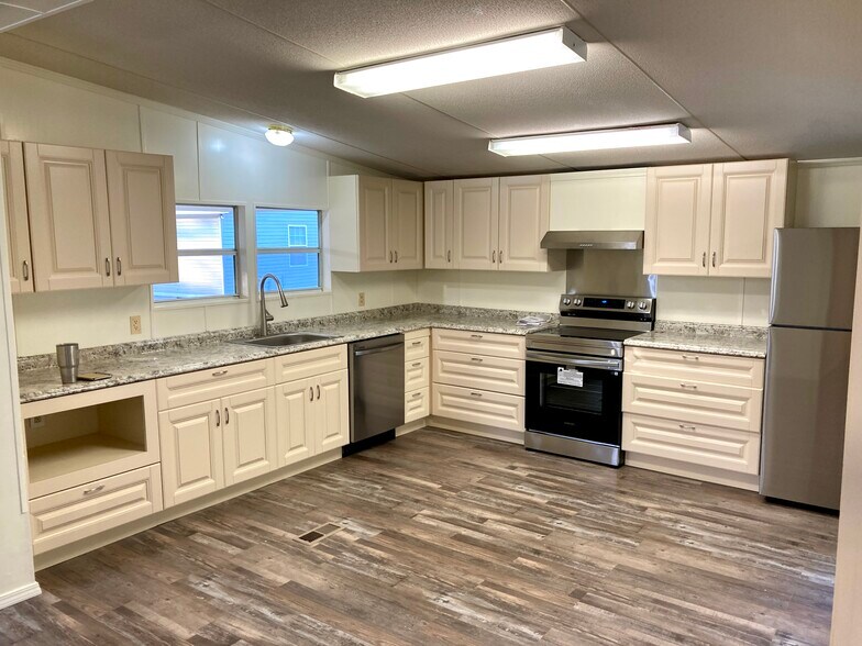 Kitchen - 152 Valentine Rd NE