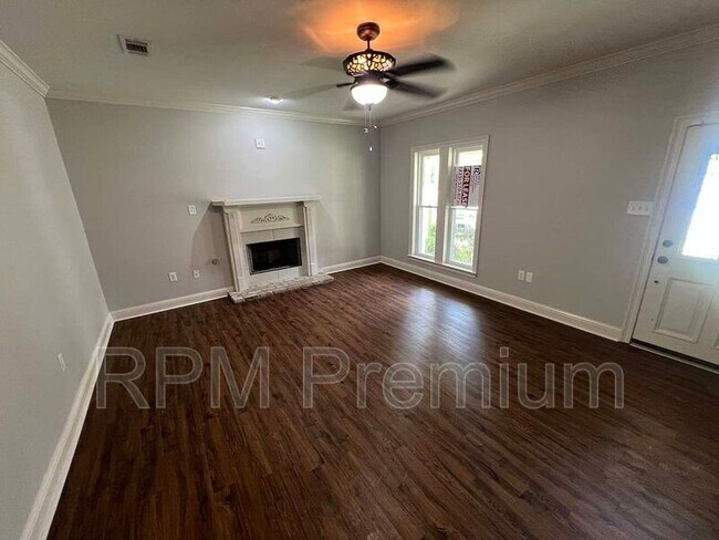 Building Photo - 13235 Country Park Ave
