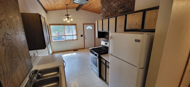 Building Photo - 2 bed 1.5 bath Downtown Bend - Large Master - Fenced Yard