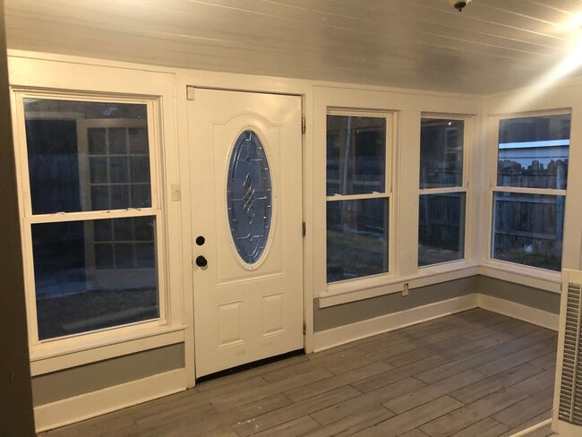 Relaxing Sunroom - 2098 Cowden Ave