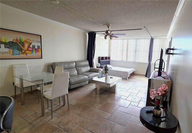 Building Photo - 1301 NE Miami Gardens Dr
