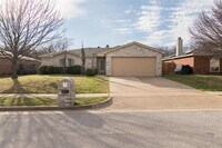 Building Photo - 841 McCully St