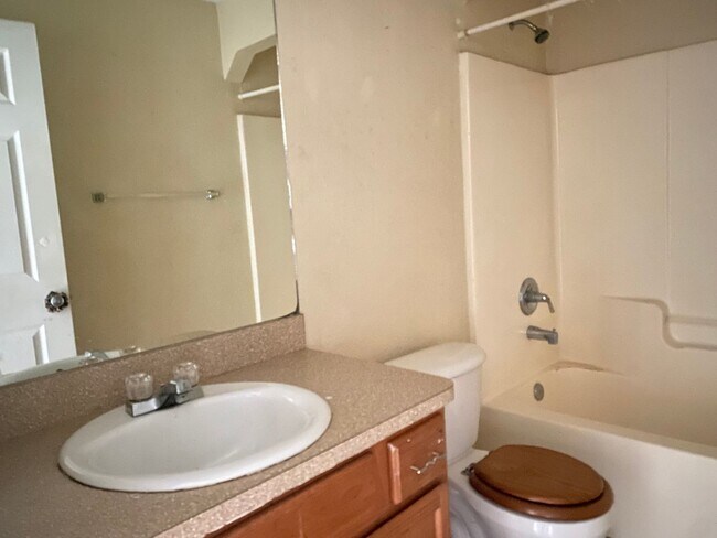 Building Photo - Tiled 3/2/2 available now!