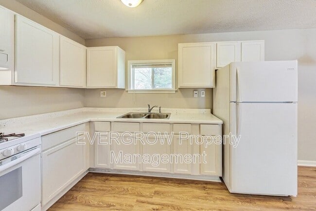 Building Photo - 3962 Strathmore Dr