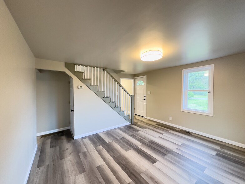 Building Photo - 93 N Greenview Rd