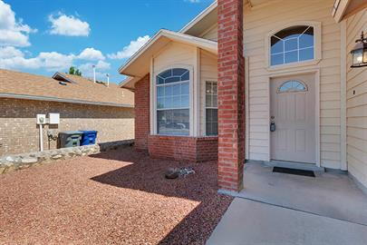 Building Photo - Single story 3 bedroom 2 bath home with REFRIGERATED AIR.