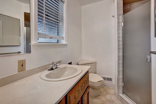 Building Photo - 5bd/2.75ba Shoreline House
