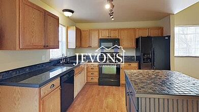 Building Photo - Charming home just steps from transit, par...