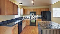 Building Photo - Charming duplex just steps from transit, p...