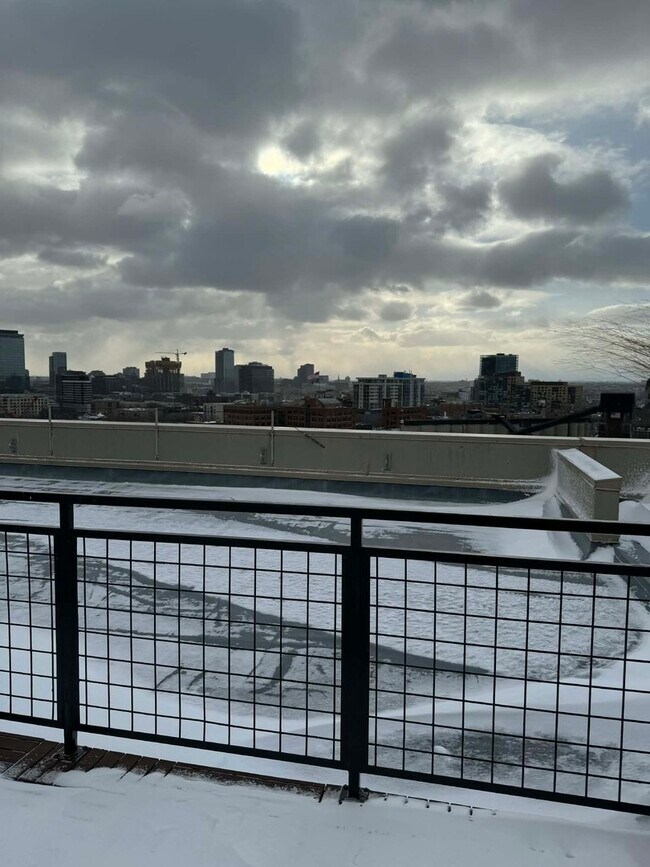 Building Photo - 900 N Kingsbury St