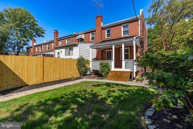 Building Photo - 425 E Luray Ave