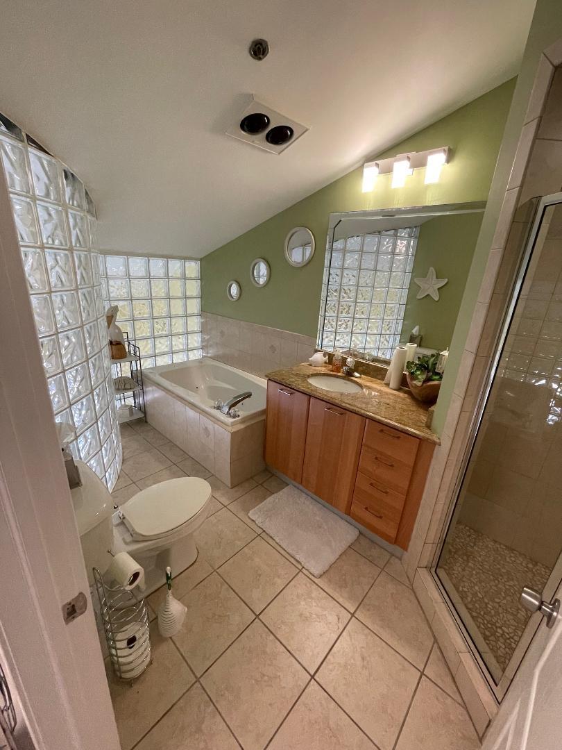 Upstairs Bath/Jacuzzi - 21 Seabreeze Dr