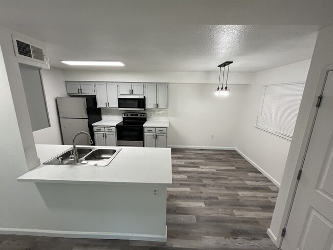 Building Photo - The Oaks at Sunset Phase II