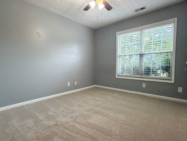 Building Photo - 162 Cavalier Dr