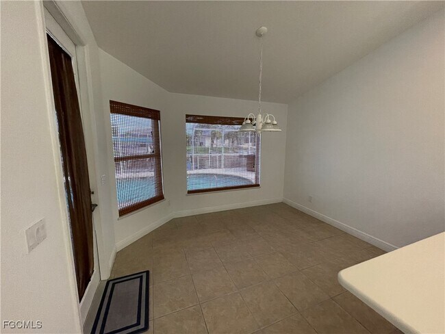 Building Photo - 609 SW 43rd Ln