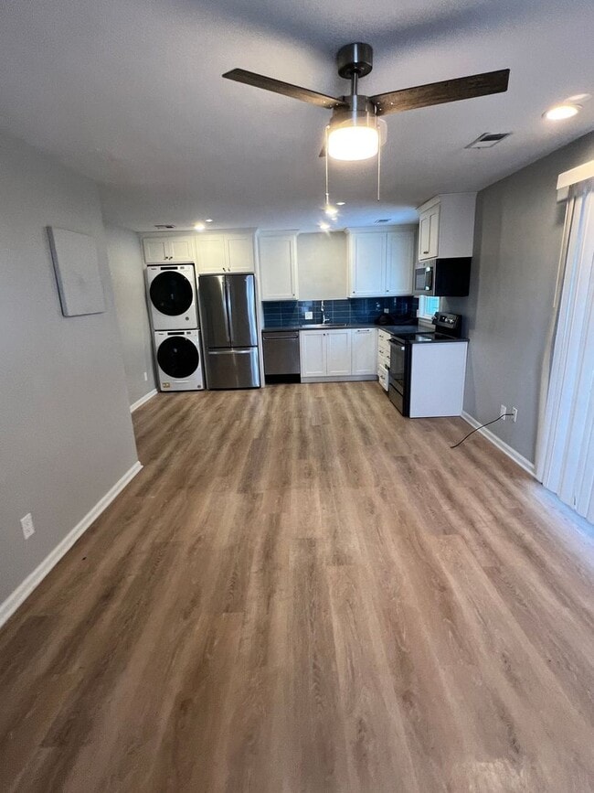 Building Photo - Modern 2-Bedroom Apartment with Washer & Dryer!