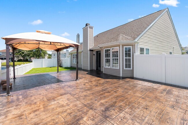 Building Photo - Winslow Home