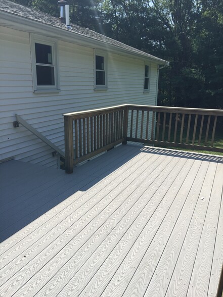 Building Photo - 9 Vine Ln