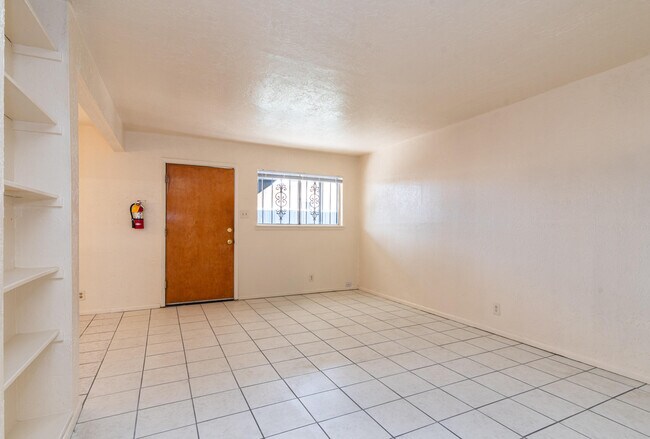 Building Photo - 206 Princeton Dr SE