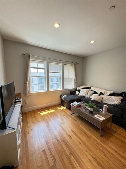 Building Photo - 387 W Broadway