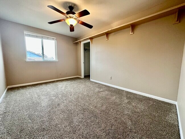 Building Photo - Must See This Beautiful 4 Bedroom 3 Bathro...