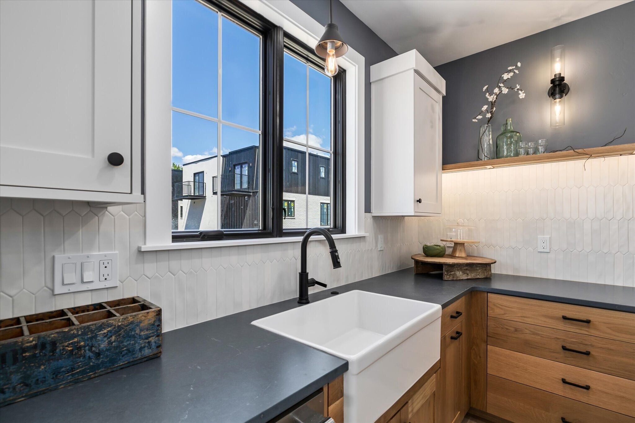 Building Photo - 614 N Avenue H Ave