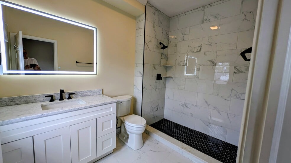 Building Photo - 2632 N Halsted St