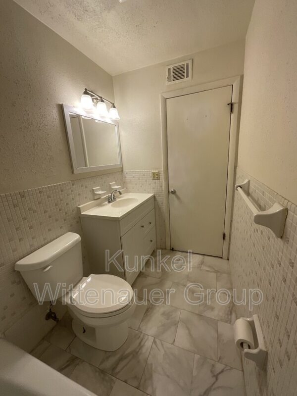 Building Photo - 900-208 8th Street