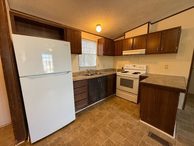 Building Photo - 3 Bedroom 2 bath mobile home