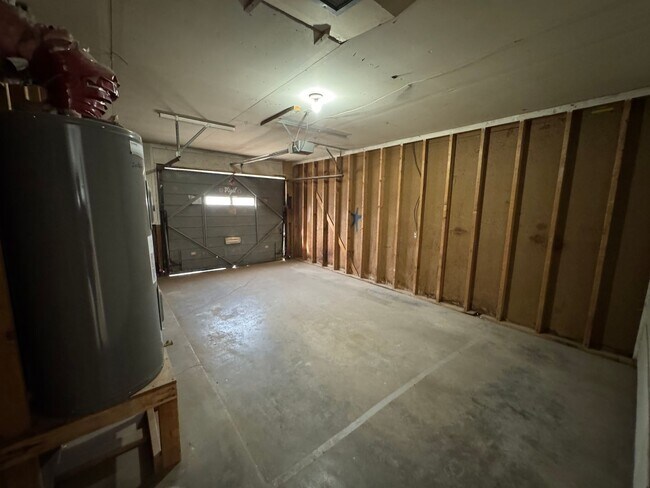 Building Photo - Pet Friendly property!