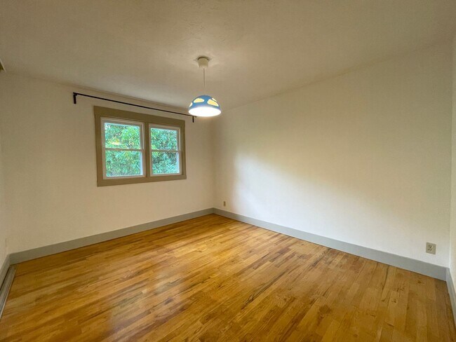 Building Photo - Lovely Lake Oswego Home with Attached Gara...