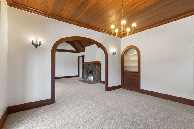 Building Photo - 2910 Nanihale Pl