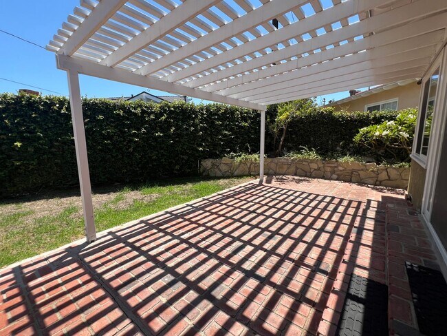 Building Photo - Ranch Style 1 Level, 3Bed/2Bath, Miraleste Pines, Custom Touches Everywhere