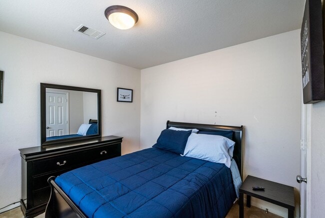 Building Photo - 3210 Clearview Cir