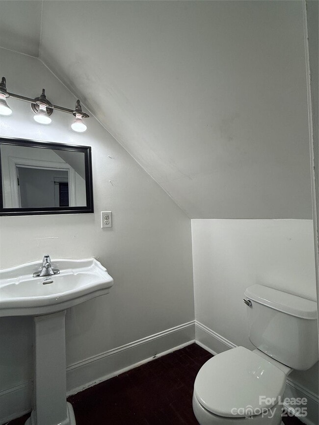 Building Photo - 424 Woodvale Pl