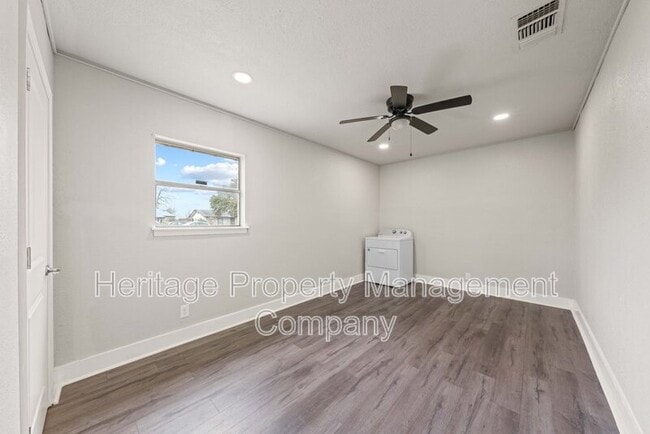 Building Photo - 4402 Seabreeze Dr