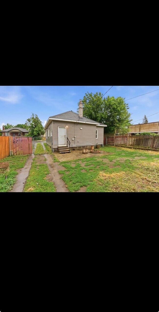 Building Photo - 554 E Bridgeport Ave