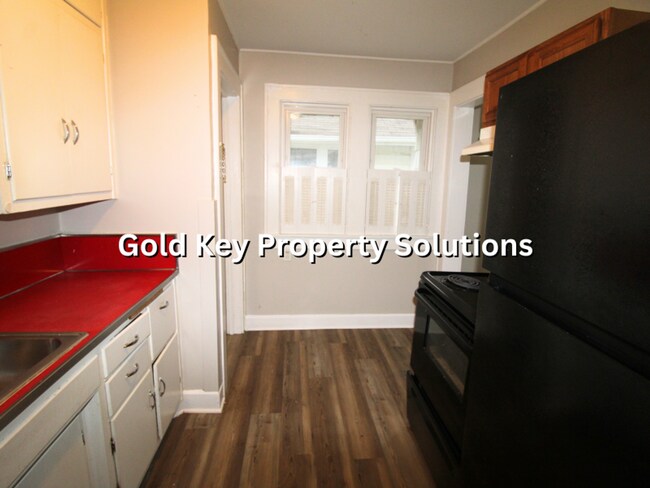 Building Photo - Updated 2 BR 1 BA House with Central Air and Garage (SECTION 8 APPROVED)