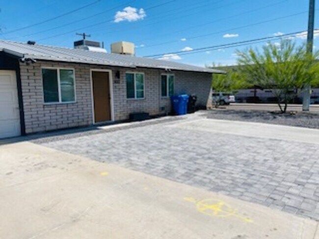 Building Photo - 4 bed 3, bath with connected guest house