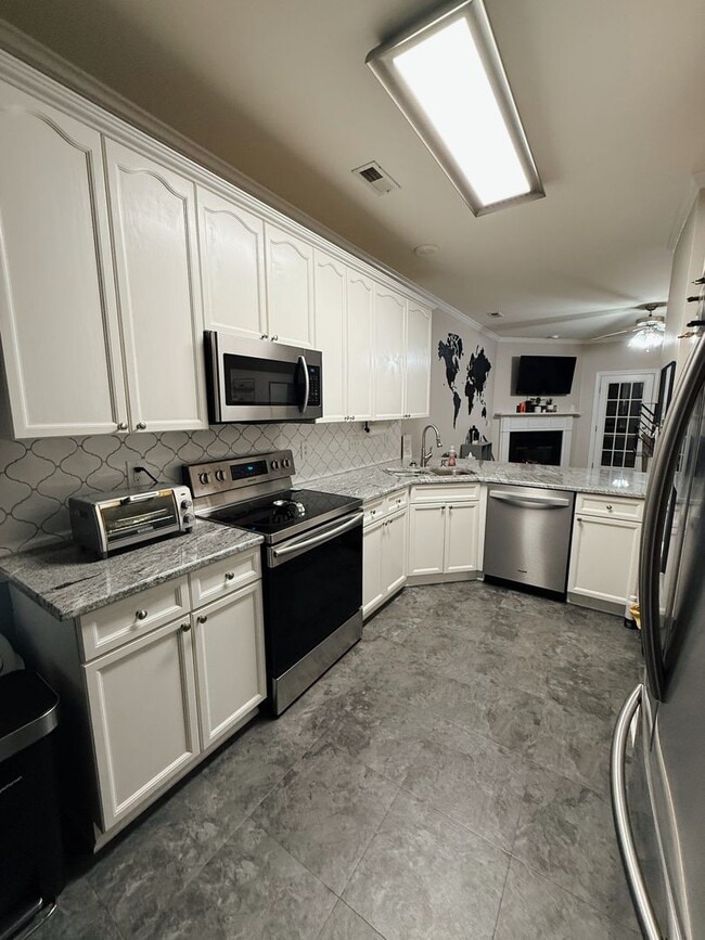Building Photo - Spacious 2-Bedroom Townhome in Amenity-Ric...