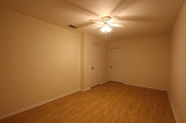Building Photo - 408 Redbud Cir