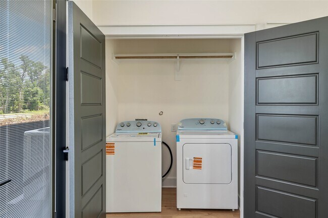 Building Photo - 3522 Mansfield St