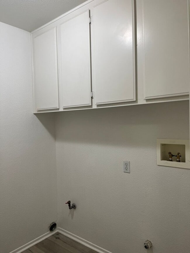 Building Photo - 3 bedroom 2 bathroom Home available in Vic...