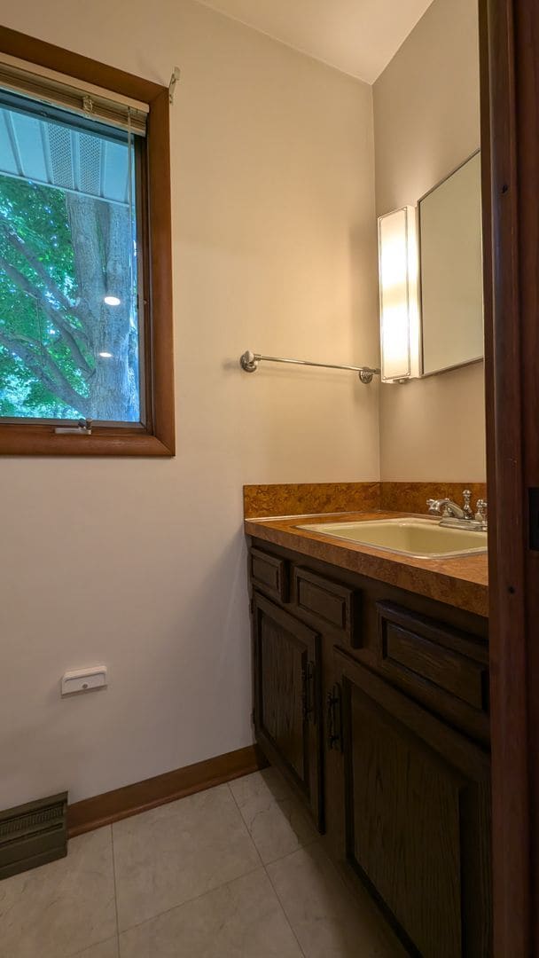 Building Photo - 7907 W R Ave