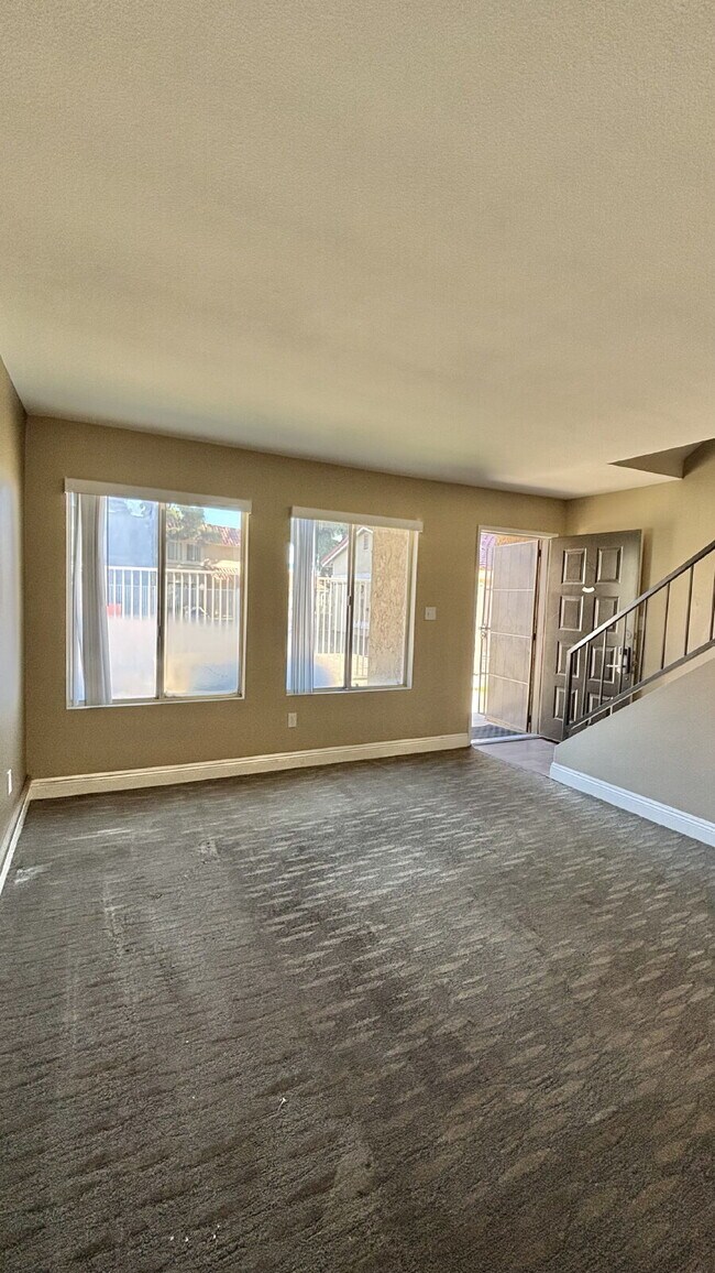 Building Photo - 2 Bedrooms Townhome Availble For Rent in I...
