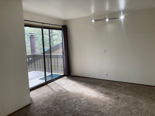 Building Photo - Enchanting Four Bedroom Two and Half Bath Condo in North Meadow Bay.