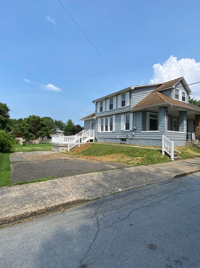 Building Photo - Cozy Renovated 2-Bedroom Home in Emmaus – ...