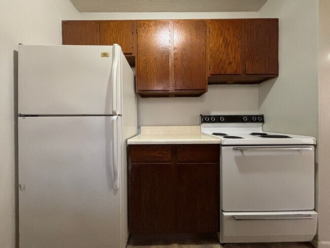 Building Photo - Studio Apartment at the Brookside Apartments!